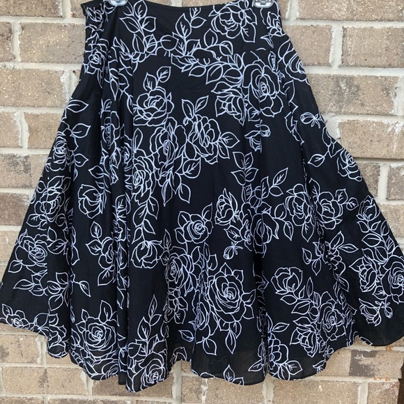Jones New York Black White Floral A line skirt Size 14 Flowy - Picture 5 of 9